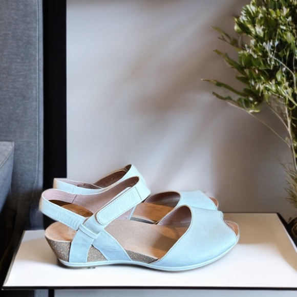 Dansko Cream Leather Vera Wedge Sandals Size 40. - Picture 1 of 11